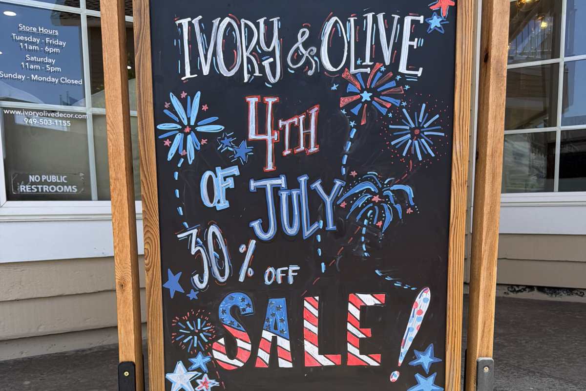 The Easiest 4th of July Table You'll Ever Set
